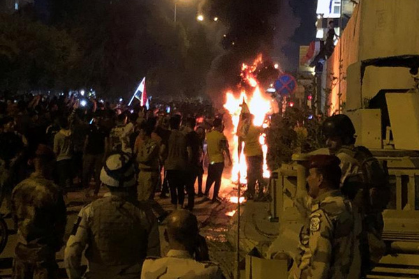 Irak'ta şiddet olayları büyüyor: Göstericiler, 3 milletvekilinin evini ateşe verdi