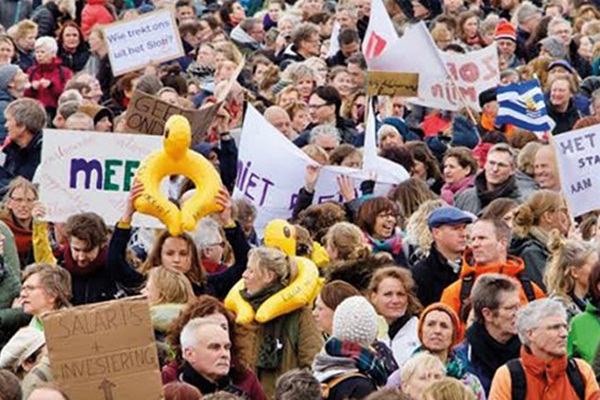 Hollanda'da binlerce öğretmen grevde