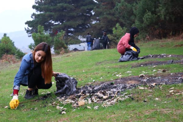 Gönüllü çevreci liselilerle doğayı temizledi
