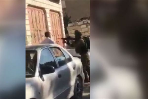 İsrail askeri Filistinli babaya çocuğunun önünde silah doğrulttu