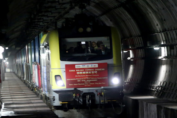 Marmaray'dan tarihi geçiş: Çin'den gelen tren Marmaray'dan Avrupa'ya geçti