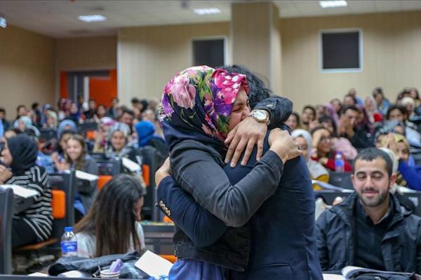 Okula devamını sağladığı öğrencisini üniversitede ziyaret etti