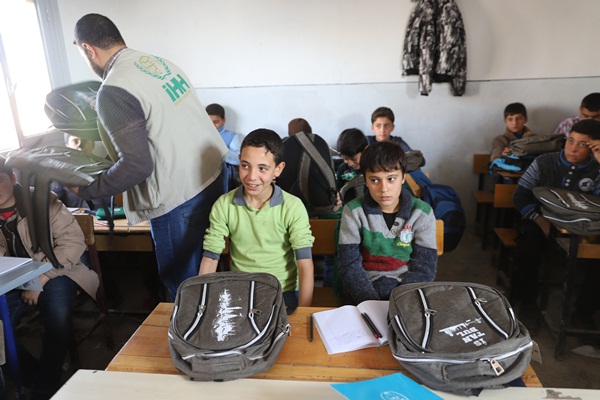 İHH’dan savaşın çocuklarına eğitim desteği