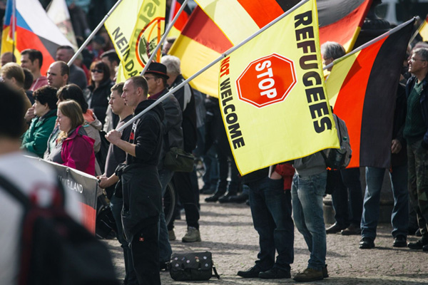 Almanya'da aşırı sağcı istihbaratçı kovuldu