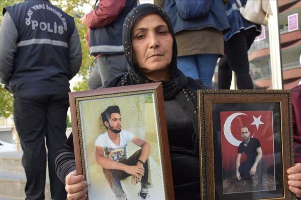 Diyarbakır annelerinin evlat nöbetine bir aile daha katıldı