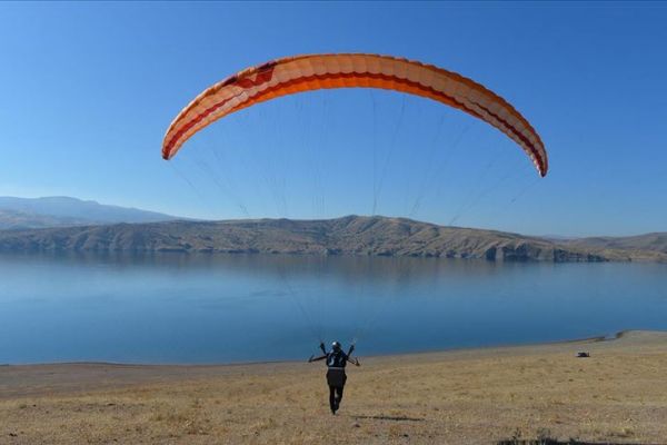 Tunceli'de yamaç paraşütü keyfi