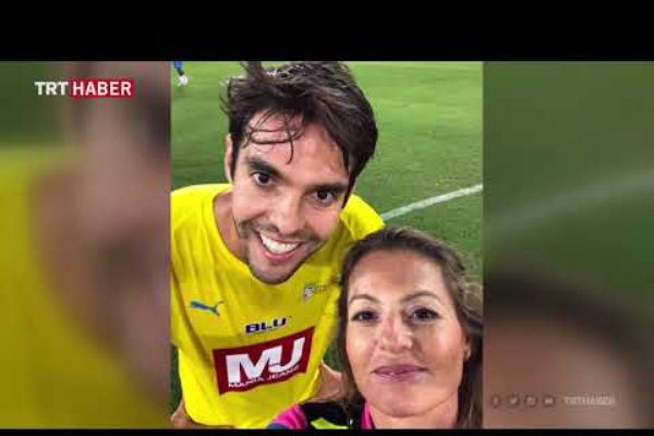 Hakem futbolcuyla selfie çekilmek için sarı kart gösterdi