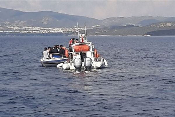 Bodrum'da düzensiz göçmenlerin bulunduğu bot battı
