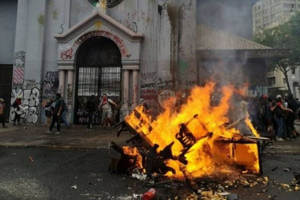 Şili’de şiddet olayları artıyor: Üniversite yakıp, kilise yağmaladılar