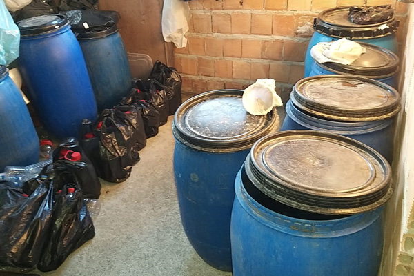 Adana'da bir evde 4 binlitre sahte rakı ele geçirildi