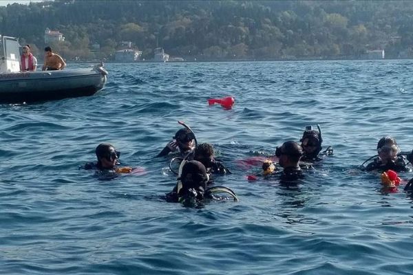Gönüllü dalgıçlar Ortaköy sahilinde su altı temizliği yaptı