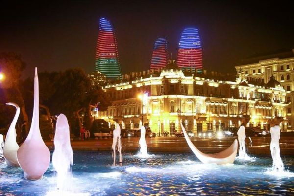 Bakü'nün ünlü yapıları Azerbaycan bayrağının renklerine büründü