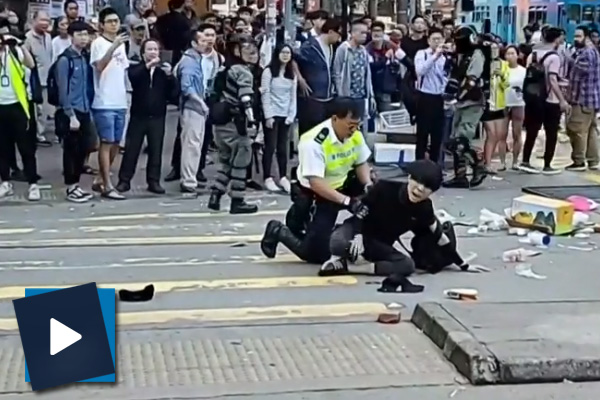 Hong Kong'da canlı yayında gösterici vuruldu