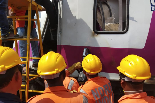 Hindistan'da iki tren çarpıştı: Yaralılar var