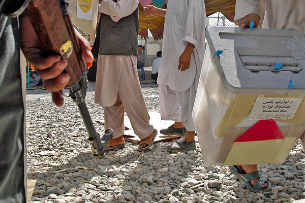 Afganistan'da tartışmalı seçim: Oylar yeniden sayılacak