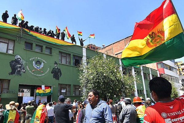 İngiltere'de iktidar ve muhalefet Bolivya nedeniyle karşı karşıya