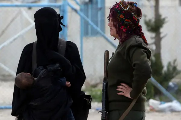 Lahey'den Hollanda kararı: IŞİD'lilerin çocukları geri getirilmeli