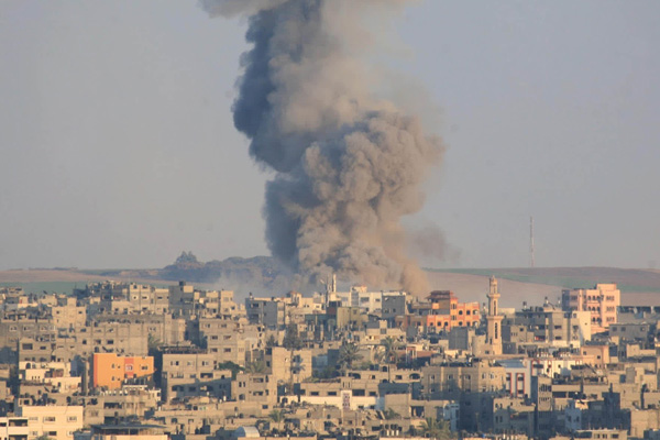 İsrail savaş uçakları Gazze'yi vuruyor