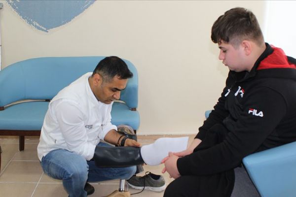 Esed rejiminin sakat bıraktığı Muhammed hayaline Türkiye'de kavuştu