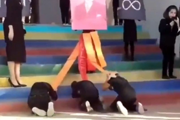 10 Kasım etkinliğinde çocukları Atatürk'e secde ettirdiler