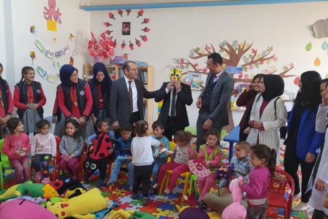 Kız öğrencilerden anasınıfı öğrencilerine oyuncak