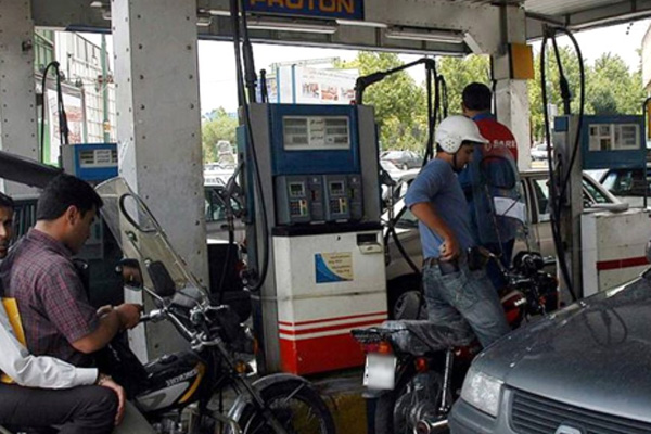 İran'da benzin zammı protestoları: Bir kişi öldü