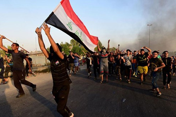 Irak'ta göstericiler İran'a açılan sınır kapısının yolunu kapattı