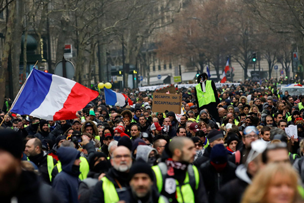 Sarı Yelekliler Fransa sokaklarında 1 yılını doldurdu