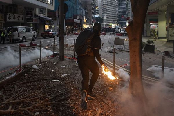 Hong Kong'da protestoların şiddeti artıyor