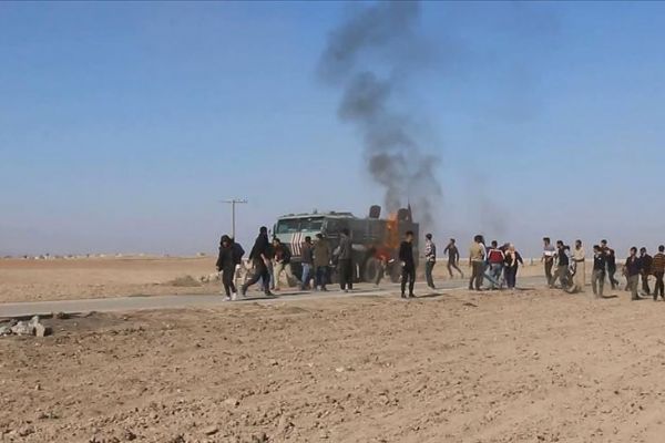 YPG/PKK yandaşları Rus askeri aracına molotofkokteyli ile saldırdı