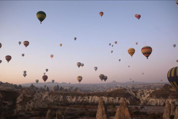 Turistler Kapadokya'yı 4 mevsim balonla keşfediyor