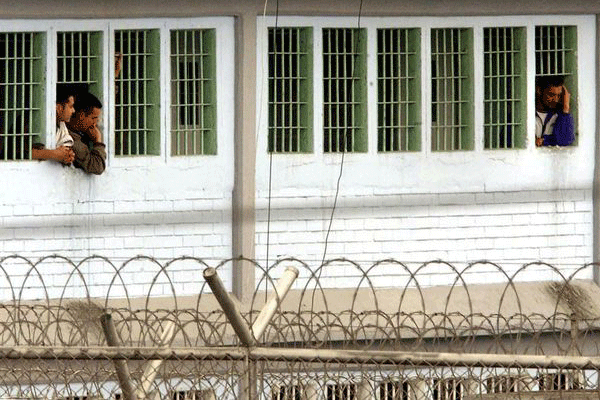 Cezaevinden ceset fışkırdı