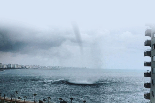 Denizde çıkan hortum korkuttu