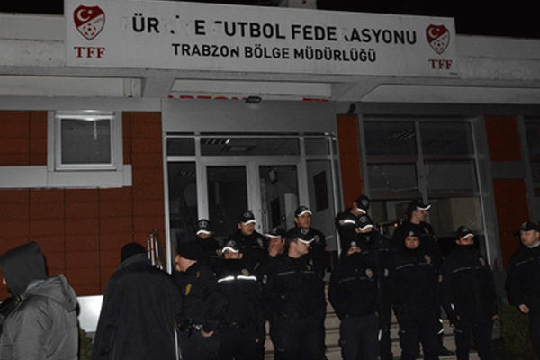 Trabzonspor tarftarı TFF binasını bastı!