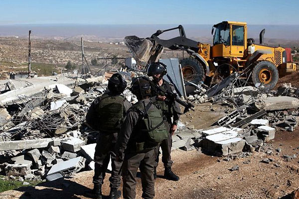 İsrail 2 Filistinli tutuklunun evini yıktı