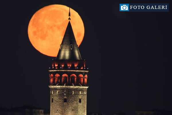 Galata Kulesi ve Ay'ın buluşması