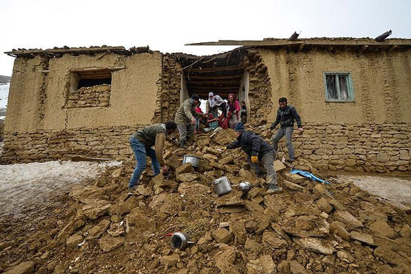 Dağdan kopan kaya evin içinden geçti