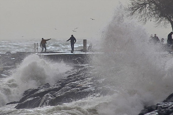 Ege'de deniz ulaşımına lodos engeli