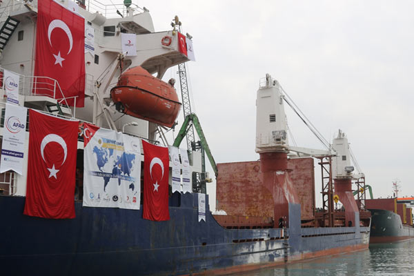 Yemen'e yardım götüren 'Şefkat Gemisi' Aden'e ulaştı