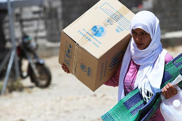 BM Deyrizor'a havadan yardım malzemesi attı