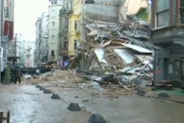 Bakırköy'de bina inşaatında toprak kayması