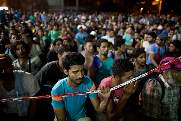 Almanya'da tartışılan mülteci yasası geçti