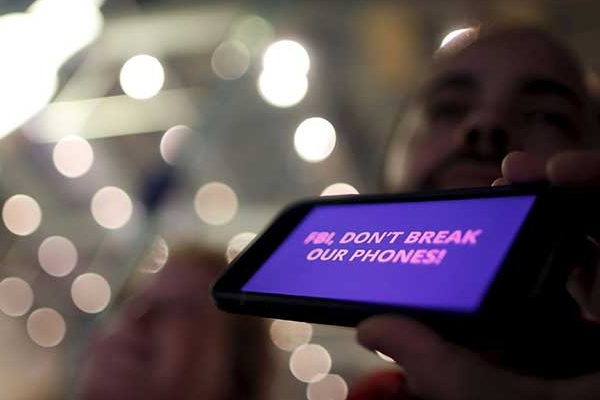 Şifre savaşında Apple direniyor