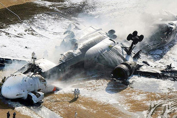 Malezya'da askeri uçak düştü