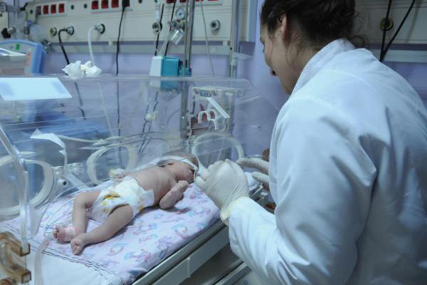 3 günlük bebeğin yemek borusundan taş çıktı