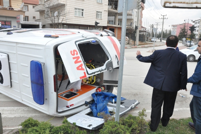 Ambulans takla attı: 5 yaralı