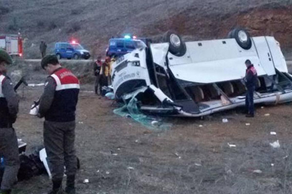 Sporcu otobüsü kaza yaptı: 1 ölü