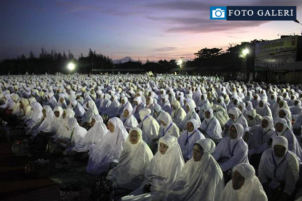 Endonezya'da dünya barışı için dua