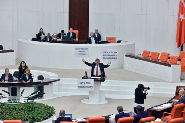 CHP’li vekilden Meclis'te pankartlı eylem