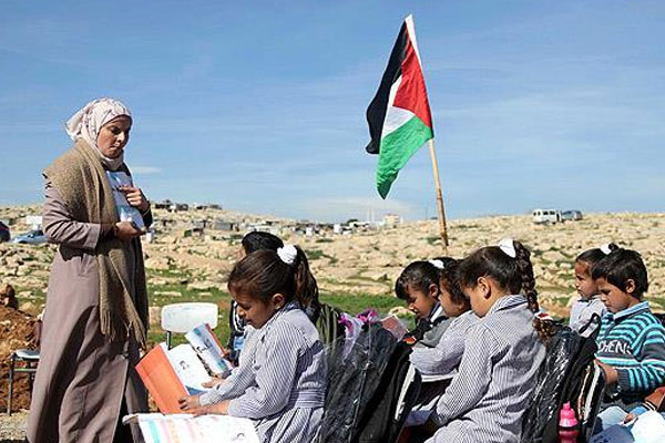 Okulları yıkılan Filistinli çocuklar eğitimden vazgeçmedi